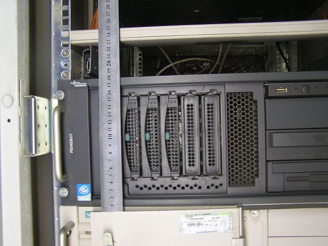 FSC Primergy TX200 - 4U rackmount server