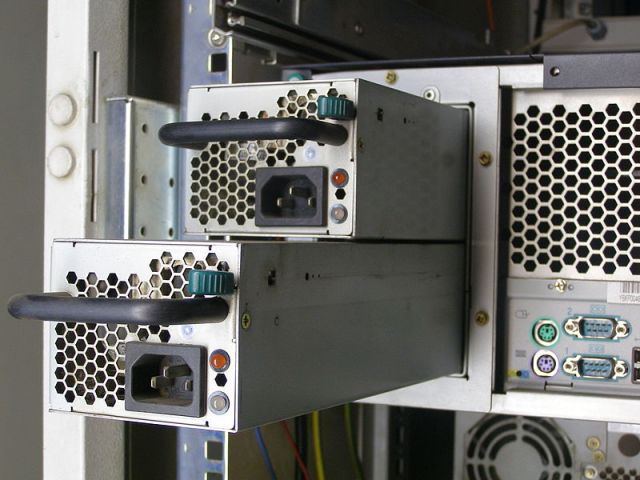 FSC Primergy TX200 Fujitsu server hardware