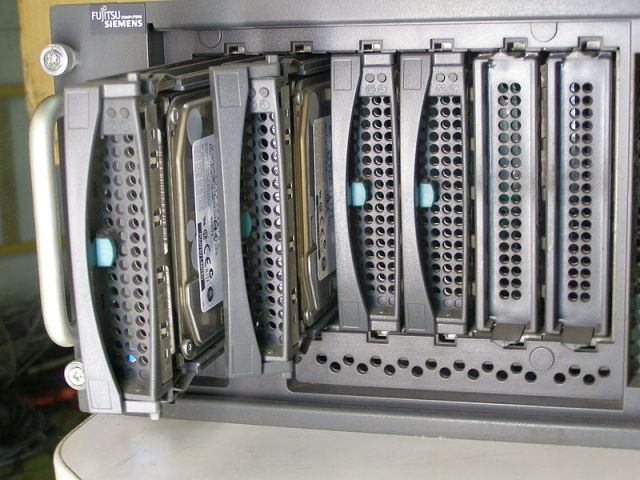 Hot Swap HD Drive bay into 19 inch rackmount FSC Primergy TX200 S2 Server